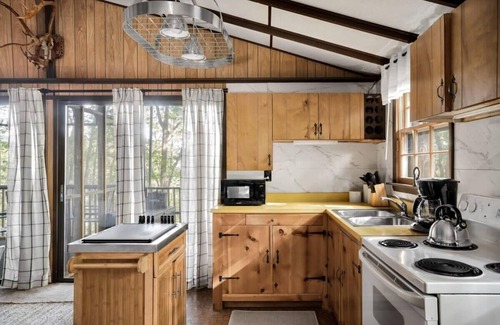 Sleepy Hollow Cabin | Secluded Cabin: Hot Tub, Huge Deck, Fire Pit, WiFi