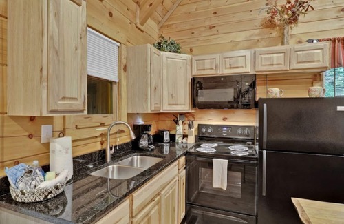 Gatlinburg - Pigeon Forge Cabin | Secluded Cabin/Hot Tub & Screened in Porch Fall Rates Available
