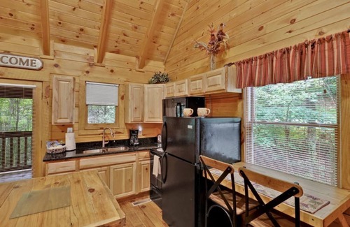 Gatlinburg - Pigeon Forge Cabin | Secluded Cabin/Hot Tub & Screened in Porch Fall Rates Available