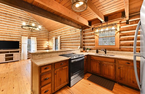 Logan Cabin | Secluded Cabin in Hocking Hills with Hot Tub!