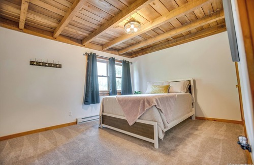 Warfordsburg Cabin | Secluded Cabin in the Woods with Hot Tub & Large Deck