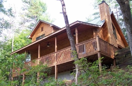 Cherry Log Cabin | Secluded Cabin - Mountain Views with Nature Trail Along River