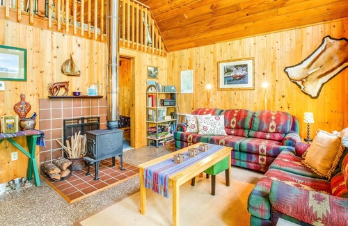 Hoodsport Cabin | Secluded cabin near lake access with furnished deck, firepit, grill & fast WiFi