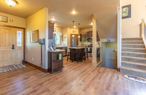 Cascade Cabin | Secluded cabin on 6 acres- wood fireplace- sleeps 11