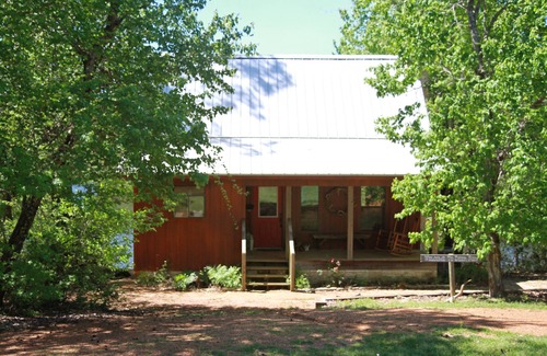 Grapeland Cabin | Secluded Cabin On A 13 Acre lake; 10 min from Crockett, 30m Palestine