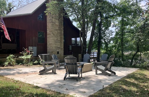 Grapeland Cabin | Secluded Cabin On A 13 Acre lake; 10 min from Crockett, 30m Palestine