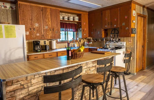 Frank Cabin | Secluded Cabin On Peaceful 100+ Acres with hot tub!