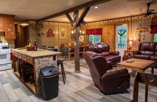 Frank Cabin | Secluded Cabin On Peaceful 100+ Acres with hot tub!