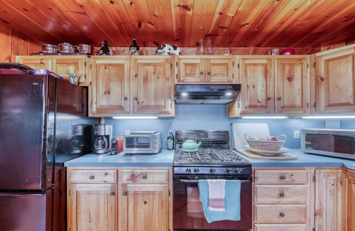 Andover House | Secluded Cabin w/Private Hot Tub, Pond, Fire Pit, Free WiFi, Close to Skiing