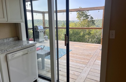 Branson Cabin | Secluded Cabin with Cozy Fireplace and Jetted Tub! 5-Minutes to Branson Landing