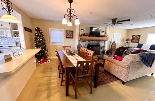 Branson Cabin | Secluded Cabin with Cozy Fireplace and Jetted Tub! 5-Minutes to Branson Landing