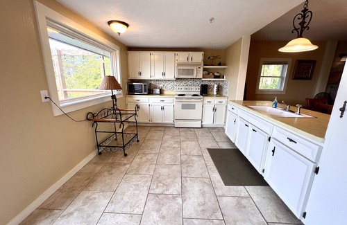 Branson Cabin | Secluded Cabin with Cozy Fireplace and Jetted Tub! 5-Minutes to Branson Landing