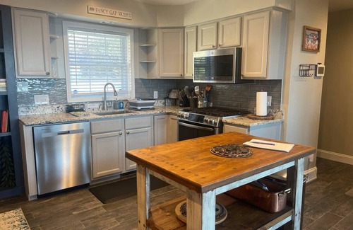 Fancy Gap Cabin | Secluded Cabin with Long Range Views just off Blue Ridge Parkway in Fancy Gap VA