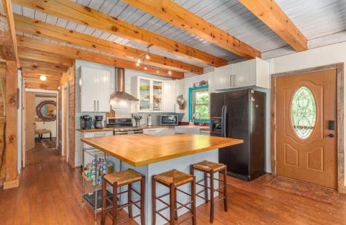 Leicester House | Secluded Cabin with Quality Furnishing and Hot Tub