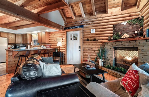Gatlinburg - Pigeon Forge House | Secluded Cabin with Mountain Views! Prime Location