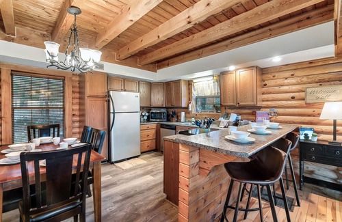 Gatlinburg - Pigeon Forge House | Secluded Cabin with Mountain Views! Prime Location