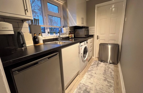 Camberley Cabin | Secluded Cosy Annex with free parking and garden, sleeps 4