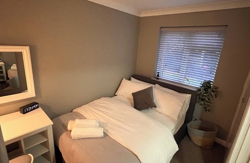 Camberley Cabin | Secluded Cosy Annex with free parking and garden, sleeps 4