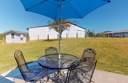 Sevierville House | Secluded countryside home with firepit, spacious yard & W/D