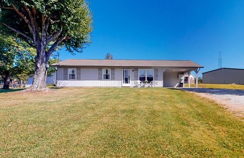 Sevierville House | Secluded countryside home with firepit, spacious yard & W/D
