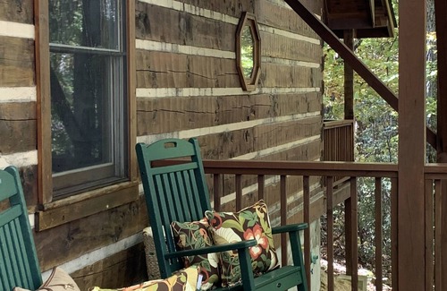 Lenoir Cabin | SECLUDED - COZY CABIN in the WOODS