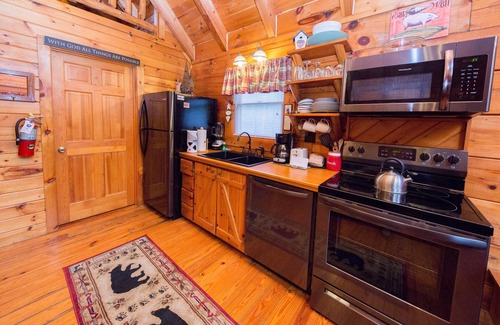 Gatlinburg - Pigeon Forge Cabin | Secluded Cozy Cabin!Firepit+Hot Tub+Loft