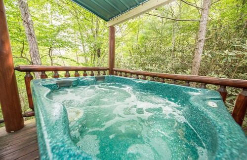 Gatlinburg - Pigeon Forge Cabin | Secluded Cozy Cabin!Firepit+Hot Tub+Loft