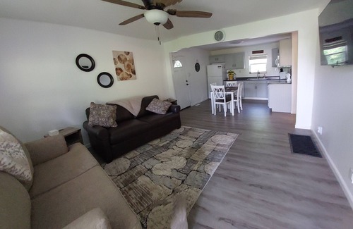 Williamstown House | Secluded cozy hideaway in town for 6. Ark 1 mile