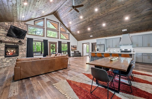 Pickens Cabin | Secluded & Creekside! XL Deck | Shuffleboard, Ping Pong, Air Hockey