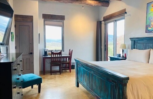 Youngsville Bed & Breakfast | Secluded Desert Oasis: Luxurious Inn-Abiquiu Lake Views-Daily Gourmet Breakfast.