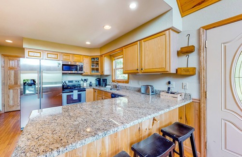 Bryson City House | Secluded, dog-friendly mountain-view cabin with hot tub & two fireplaces
