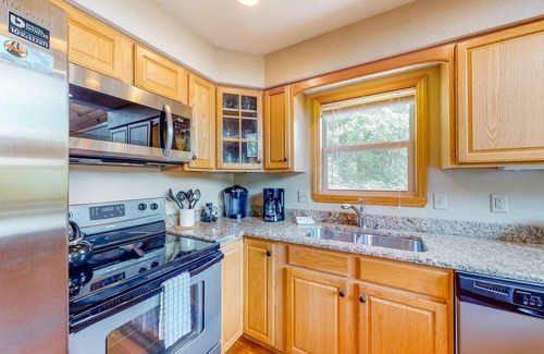 Bryson City House | Secluded, dog-friendly mountain-view cabin with hot tub & two fireplaces