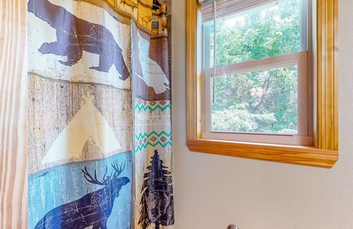 Bryson City House | Secluded, dog-friendly mountain-view cabin with hot tub & two fireplaces