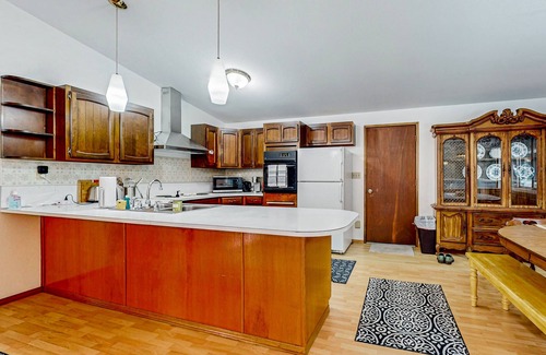 Woodinville House | Secluded home near downtown Woodinville with large wraparound deck & grill