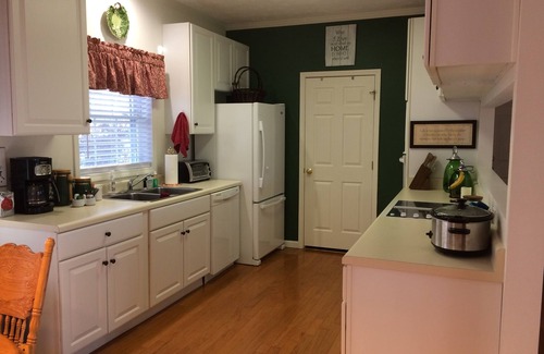 Sapphire Villa | Secluded House, 2 Minute Walk to Gorgeous Lake, Bald Rock & Walking Trails