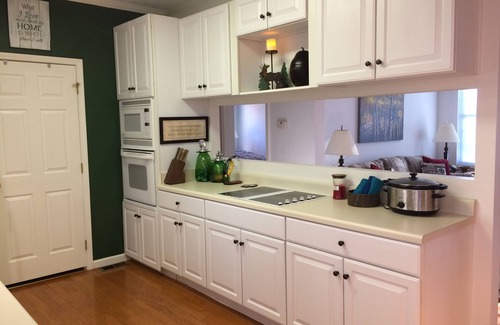 Sapphire Villa | Secluded House, 2 Minute Walk to Gorgeous Lake, Bald Rock & Walking Trails
