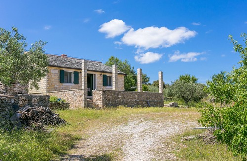 Supetar House | Secluded house with a parking space Supetar, Brač (K-17330)