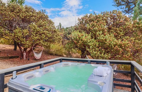 Idyllwild House | Secluded "Ivanhoe" Cabin with a Hot Tub & Magnificent Views