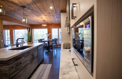 Algonquin Highlands Cottage | Secluded Lakeside Retreat with Scenic Views (Hot Tub & Sauna)