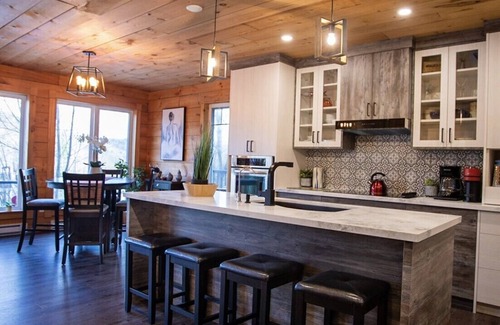 Algonquin Highlands Cottage | Secluded Lakeside Retreat with Scenic Views (Hot Tub & Sauna)