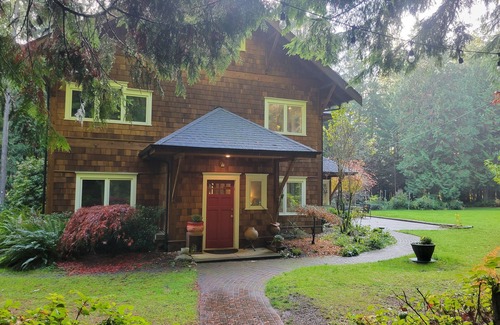 Bainbridge Island House | Secluded large family home on Beautiful Bainbridge Island, town and trails close