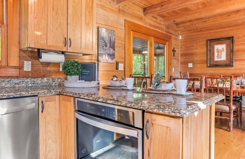 Helen Cabin | Secluded Lodge w/Mountain Views, Hot Tub, Firepit & Game Room~2miles to Helen,GA