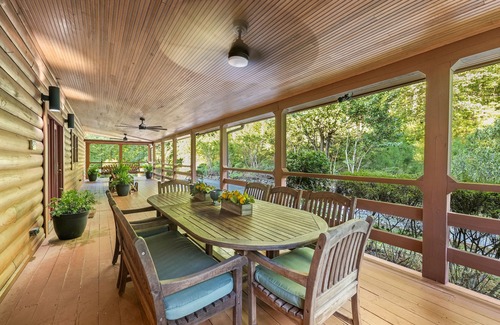 Helen Cabin | Secluded Lodge w/Mountain Views, Hot Tub, Firepit & Game Room~2miles to Helen,GA