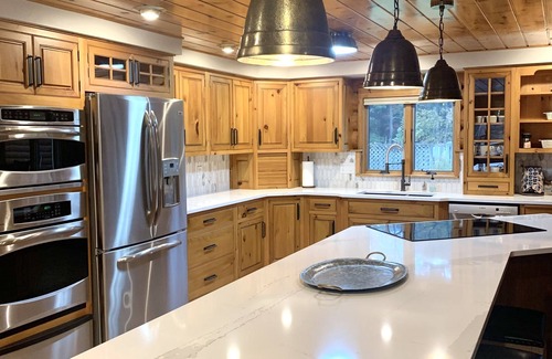 Cadillac Cabin | Secluded Lodge with hot tub