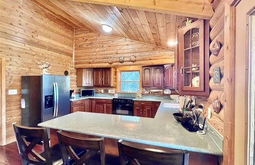 Hendersonville Cabin | Secluded Log Cabin near PointLook Out Winery