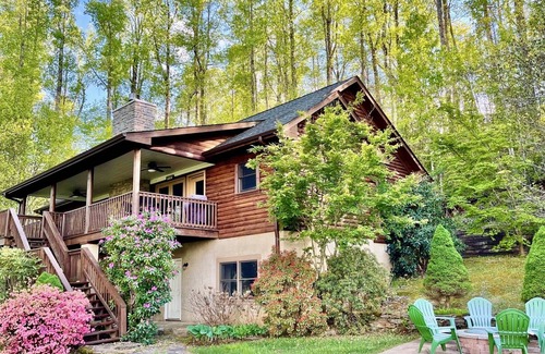Hendersonville Cabin | Secluded Log Cabin near PointLook Out Winery