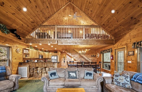 Gatlinburg - Pigeon Forge Cabin | Secluded Log Cabin 5 Bedrooms. 5 Miles From National Park 15 Miles To Dollywood