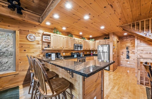 Gatlinburg - Pigeon Forge Cabin | Secluded Log Cabin 5 Bedrooms. 5 Miles From National Park 15 Miles To Dollywood