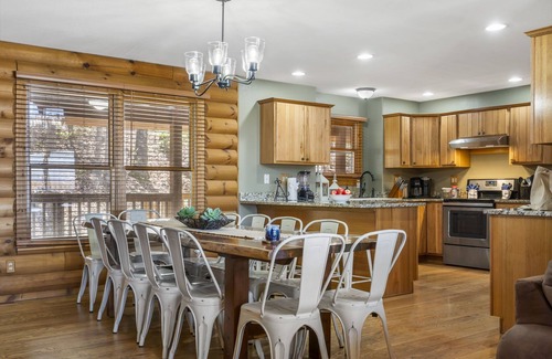 Ridgedale Cabin | Secluded Log Cabin, Billiards, Lake Views, Free Daily Attraction Tickets, Close to Big Cedar!