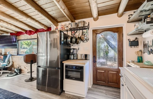 Black Hawk Cabin | Secluded log cabin/hot tub. Ski, views, hike, silence.